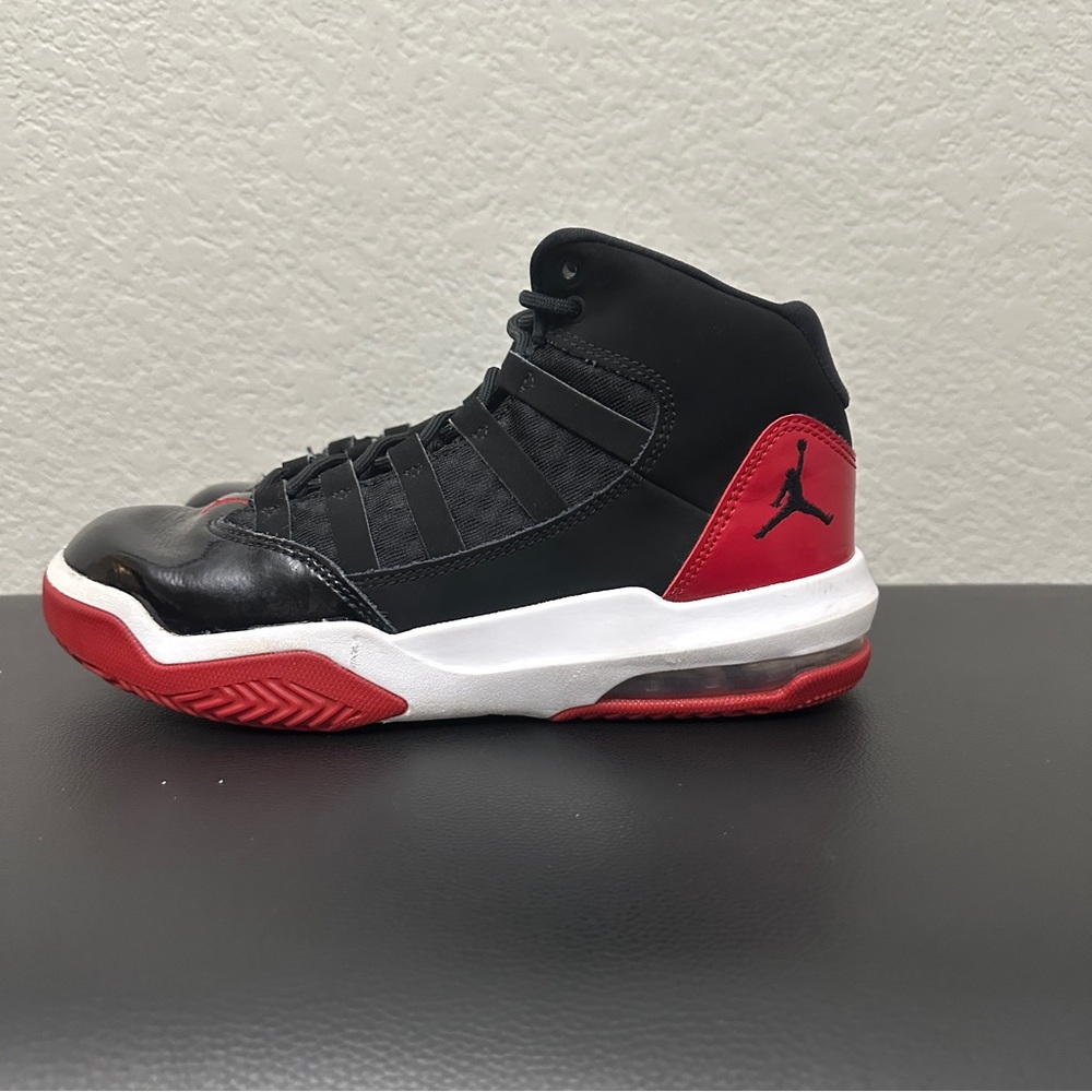 Nike Air Jordan Max Aura Suede Bred Boys Shoes 5Y Black Red Basketball Sneakers